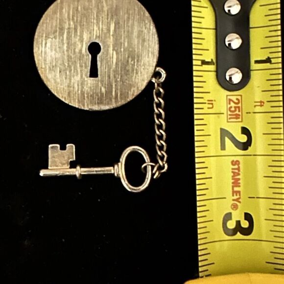 Vintage 1970's M Jent brushed gold round brooch with keyhole and attached key - Picture 4 of 4